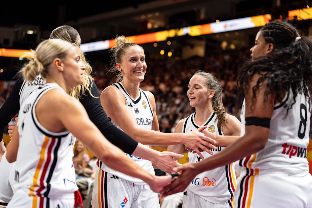 Die deutschen Basketballerinnen jubeln mit Leonie Fiebich in der Mitte. Auf sie wird es gegen Belgien besonders ankommen.
