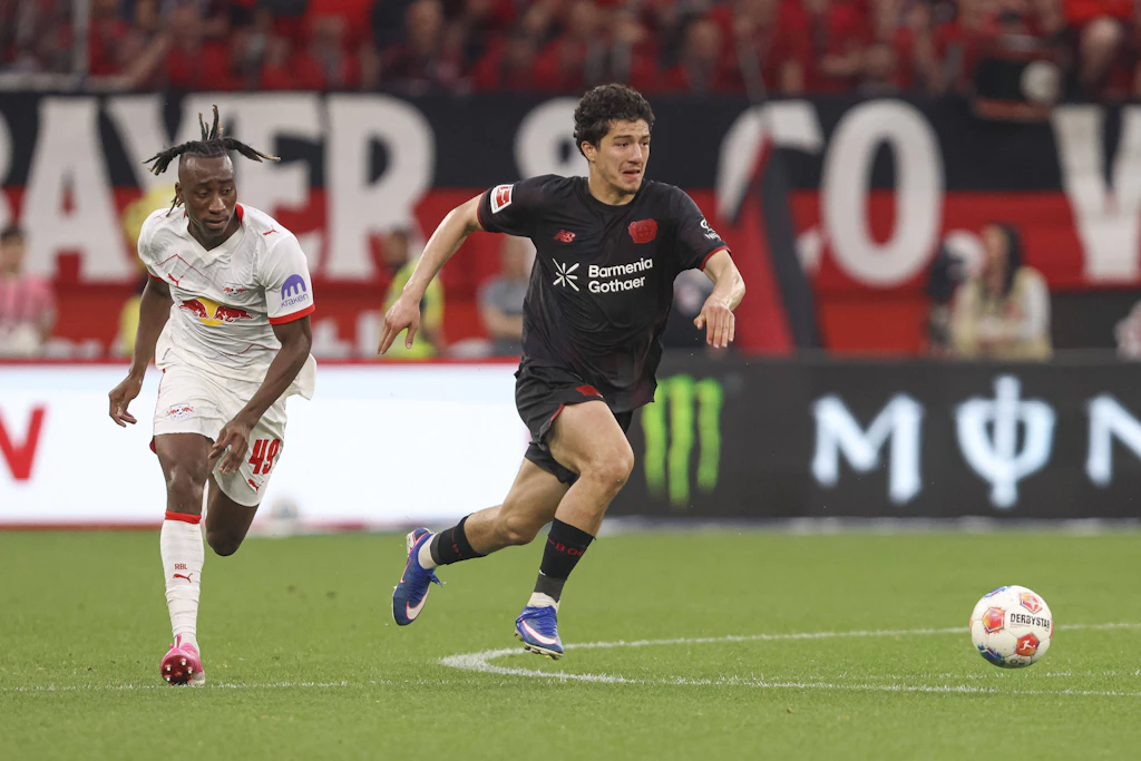 Yan Diomande (l.) und Ibrahim Maza im Zweikampf während des Spiels der Bundesliga zwischen Bayer 04 Leverkusen und RB Leipzig.