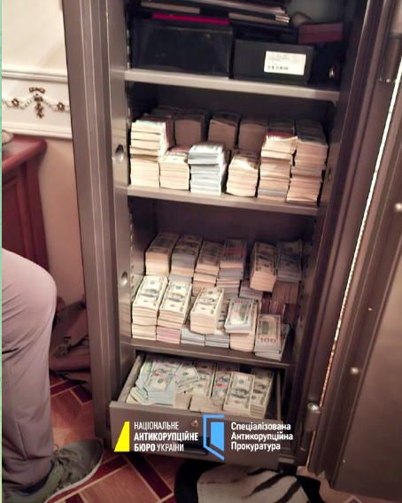 Foto zeigt Tresor voller Geld: Korruptionsskandal in der Ukraine