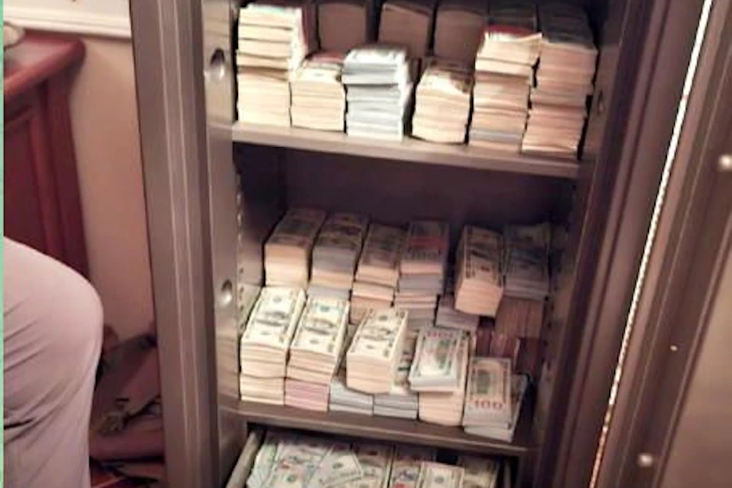 Ukrainische Behörden veröffentlichten ein Bild, das einen Tresor voller Geld zeigt.