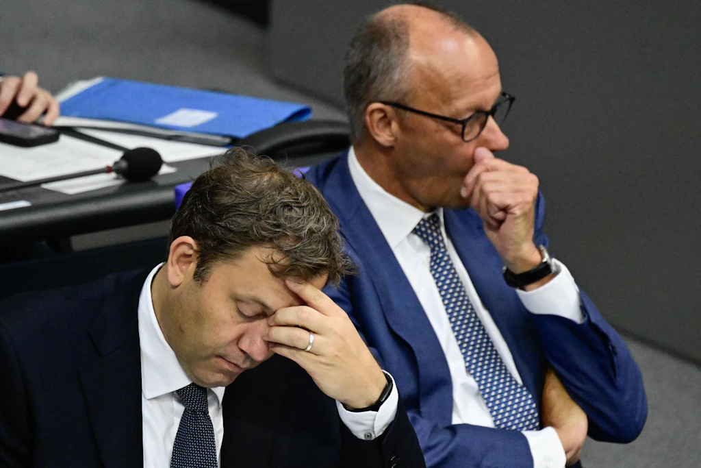 Finanzminister Lars Klingbeil (SPD) und Kanzler Friedrich Merz (CDU): Die Sorgen werden größer, ebenso das Haushaltsloch.