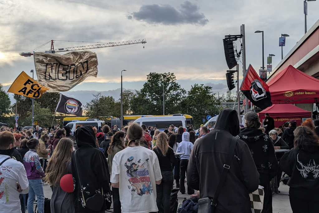Antifaschistische Gruppierungen vor dem Eastgate Marzahn. Sie protestieren gegen eine AfD-Wahlkampfveranstaltung.