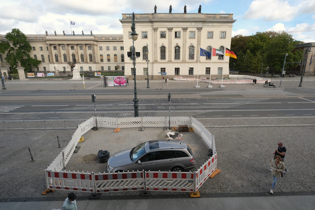 Die Absperrung vor der Staatsoper ist derzeit noch überschaubar. Auch gegenüber, vor der Humboldt-Universität und vor der Neuen Wache, wird der Tunnelabbruch vorbereitet.