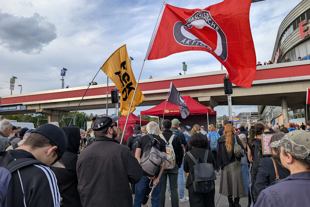 Antifa Gegenprotest vor dem Eastgate am S-Bahnhof Marzahn.