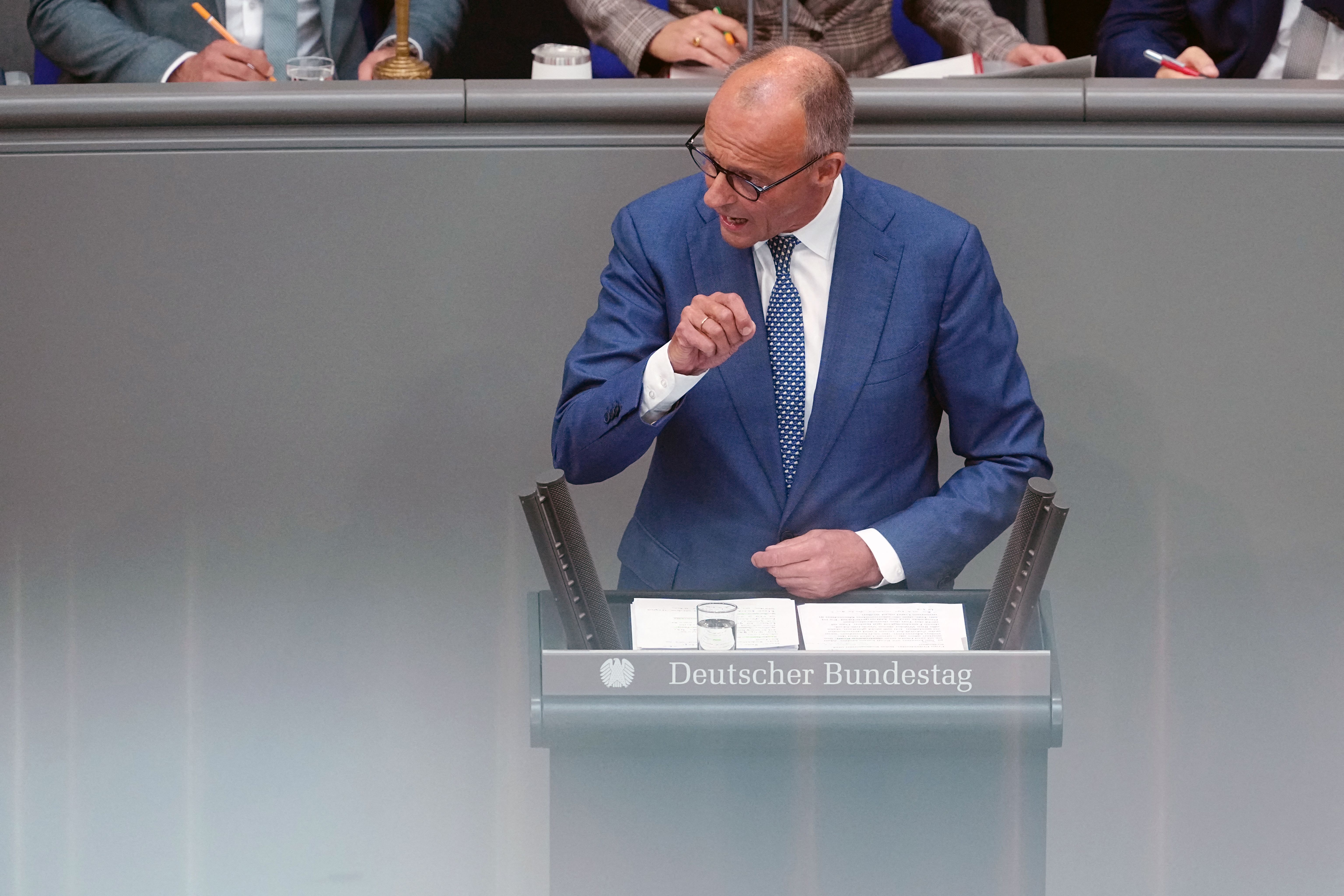 Generaldebatte im Bundestag: Merz nennt AfD-Forderung nach Remigration „ethnische Säuberung“