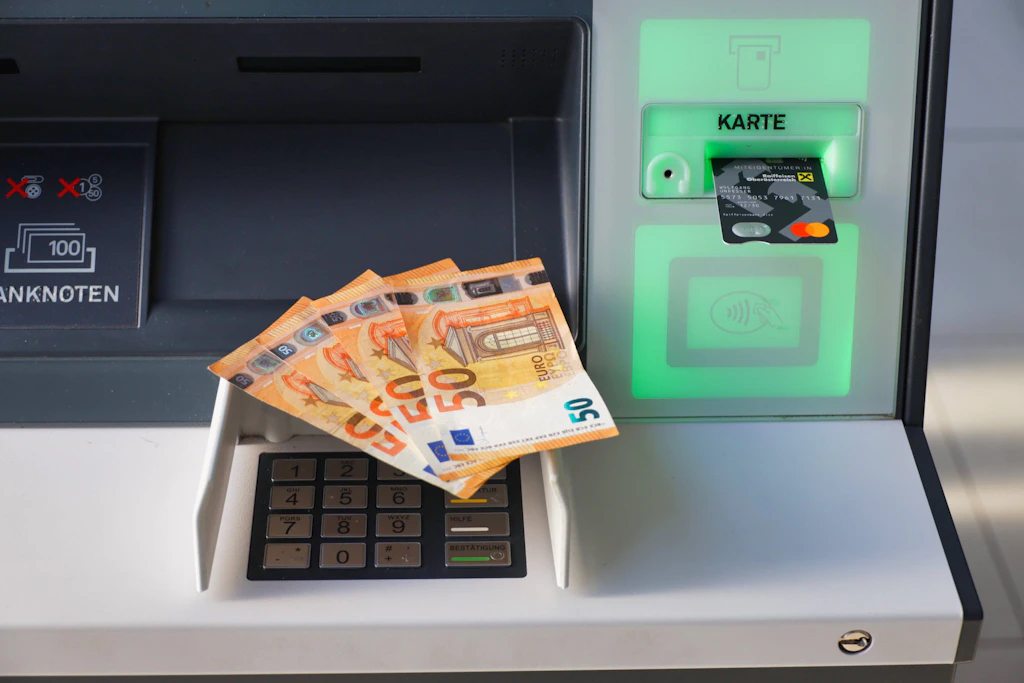 Immer mehr Banken bauen Geldautomaten ab. Für Barzahler wird der Zugang zu ihrem eigenen Geld zunehmend beschwerlicher.
