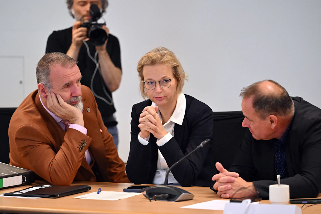 Steffen Schütz (l), Katja Wolf (M), Finanzministerin und Stellvertretende Ministerpräsidentin von Thüringen, und Tilo Kummer (r), während der Fraktionssitzung im Thüringer Landtag.