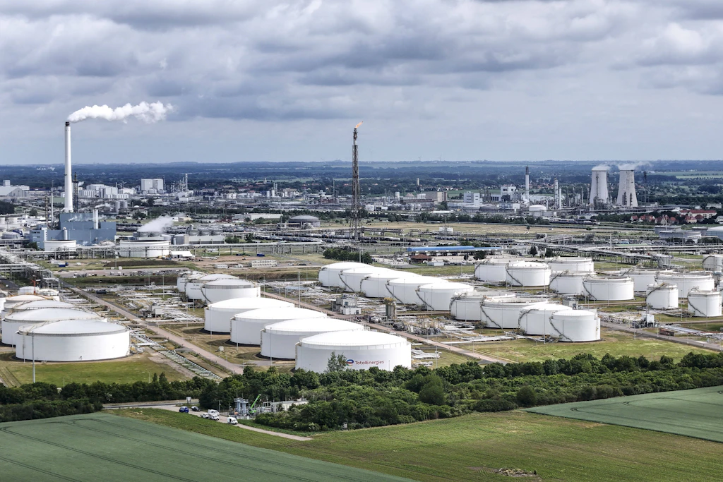 Am Ölmarkt sanken die Notierungen für Brent und WTI, während Teheran die US-Antwort auf iranische Friedensvorschläge prüft.