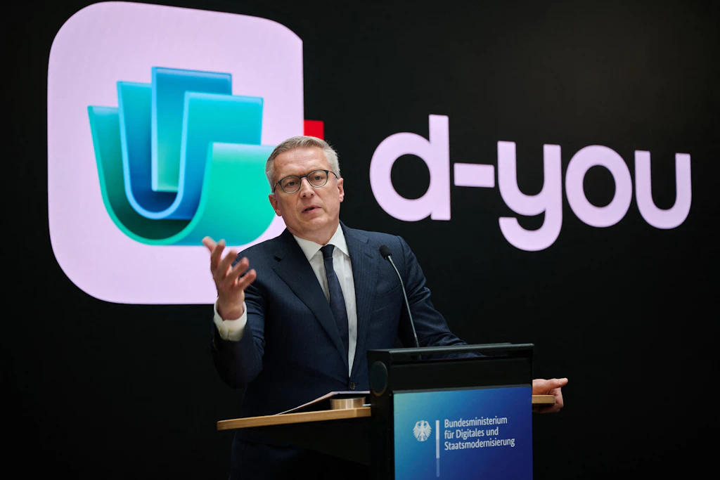 Karsten Wildberger (CDU), Bundesminister für Digitalisierung und Staatsmodernisierung, präsentiert die EUDI-Wallet „d-you“. Ab Januar 2027 sollen Dokumente wie der Personalausweis auf dem Smartphone gespeichert werden können.