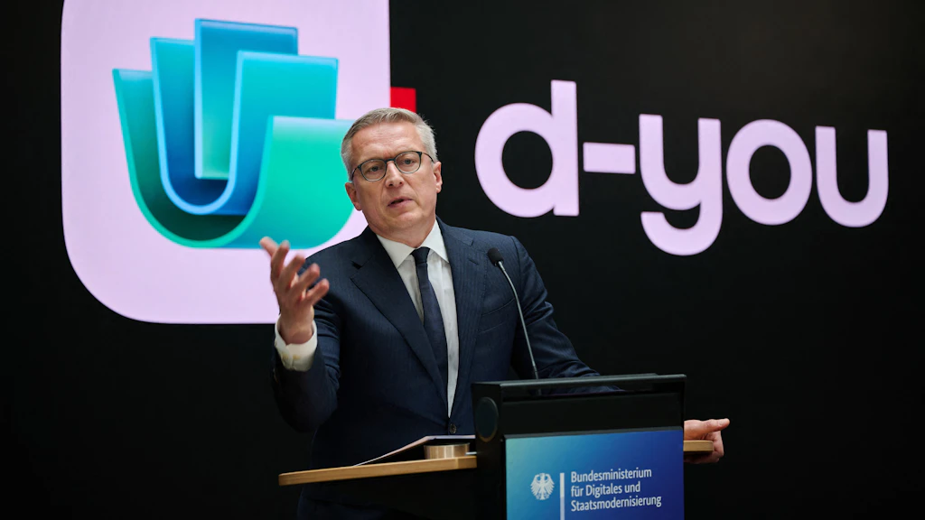 Karsten Wildberger (CDU), Bundesminister für Digitalisierung und Staatsmodernisierung, präsentiert die EUDI-Wallet „d-you“. Ab Januar 2027 sollen Dokumente wie der Personalausweis auf dem Smartphone gespeichert werden können.