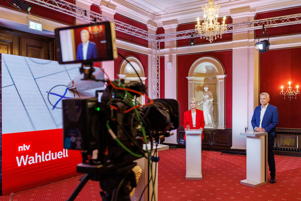 Schlagabtausch bei ntv: Ministerpräsidentin Manuela Schwesig und AfD-Herausforderer Leif-Erik Holm trafen im Schweriner Schloss am Mittwoch zum ersten TV-Duell aufeinander.