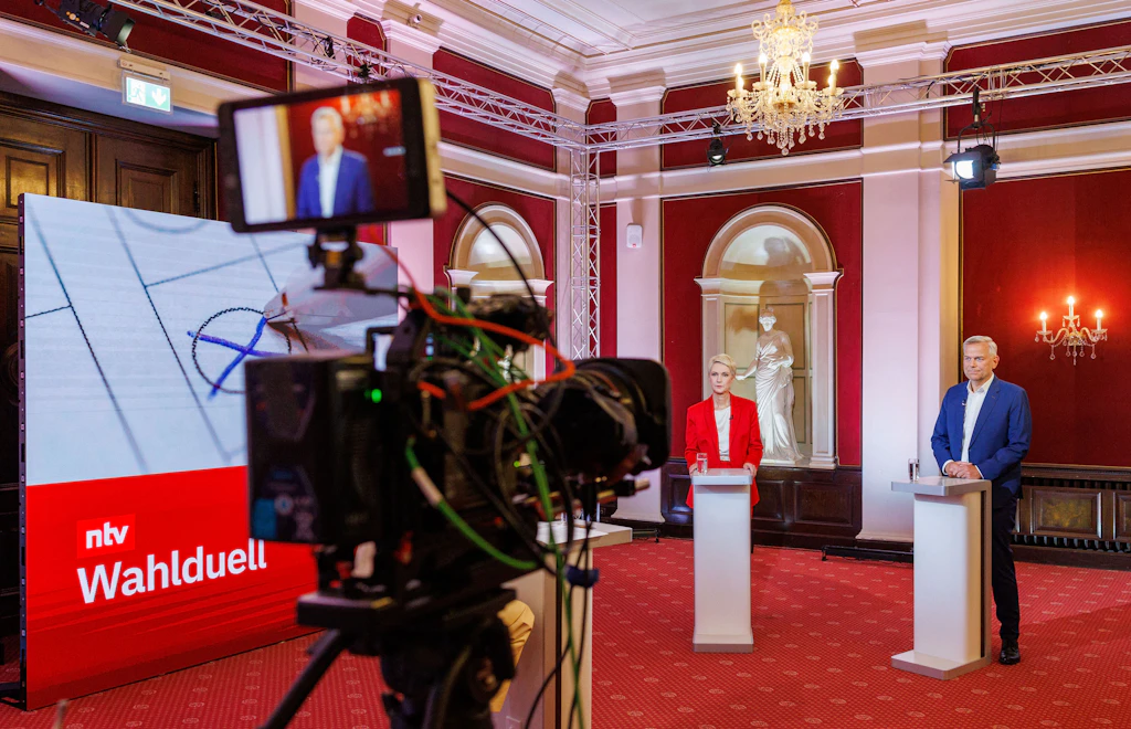 Erstes TV-Duell: Schwesig zeigt ihre Erfahrung, Holm hält ihr die offenen Rechnungen vor