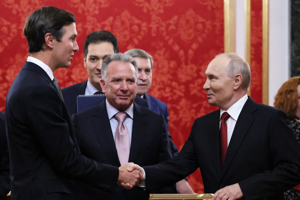 Wladimir Putin begrüßt Jared Kushner im Kreml. US-Sondergesandter Steve Witkoff (M.) verfolgt die Begegnung vor den Gesprächen über ein Ende des Ukraine-Kriegs.