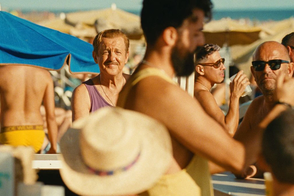Noch am schwulen Partystrand, aber bald schon im Pflegeheim: Vincent, 76, erleidet einen Schlaganfall in „Maspalomas“, der in Spanien schon ein Arthouse-Kinohit ist.