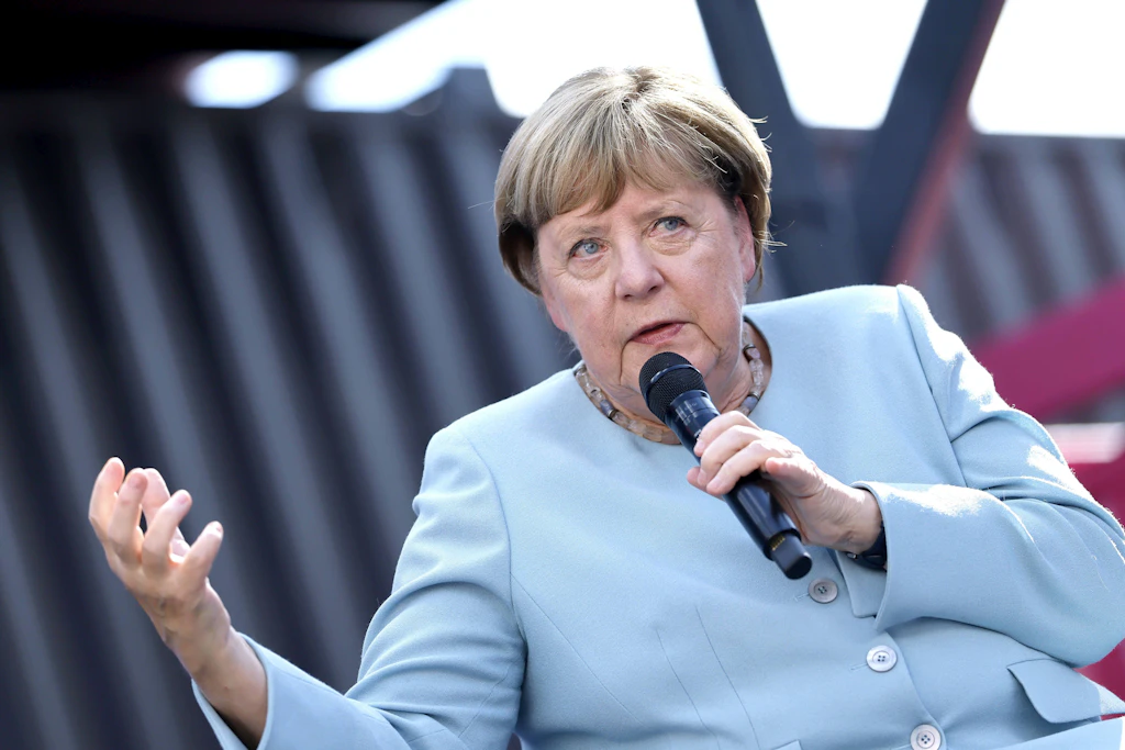 Distanzierte Betrachterin: Angela Merkel bei der Digitalmesse Digital X in Köln. Die Brandmauer, an der sie jahrelang mitbaute, mag sie nun nicht mehr.