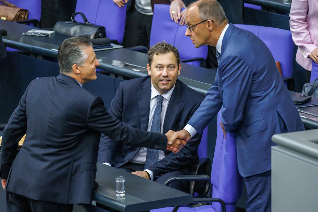 Thorsten Frei (l.) gibt Friedrich Merz (beide CDU) die Hand: Der Unions-Fraktionsvorsitzende zeigte sich zuletzt offen gegenüber dem sogenannten Bundeszwang
