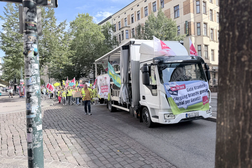 Der Demonstrationszug läuft durch die Innenstadt von Magdeburg. Die Gewerkschaft Verdi hatte zu dem Streik aufgerufen.