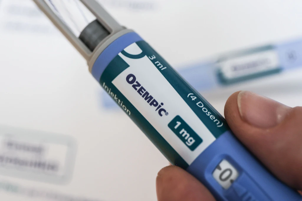 Eine Spritze der Marke Ozempic: Gegen Hersteller Novo Nordisk klagen US-Bürger, weil sie auf einem Auge weitgehend erblindet sind. (Archivbild)