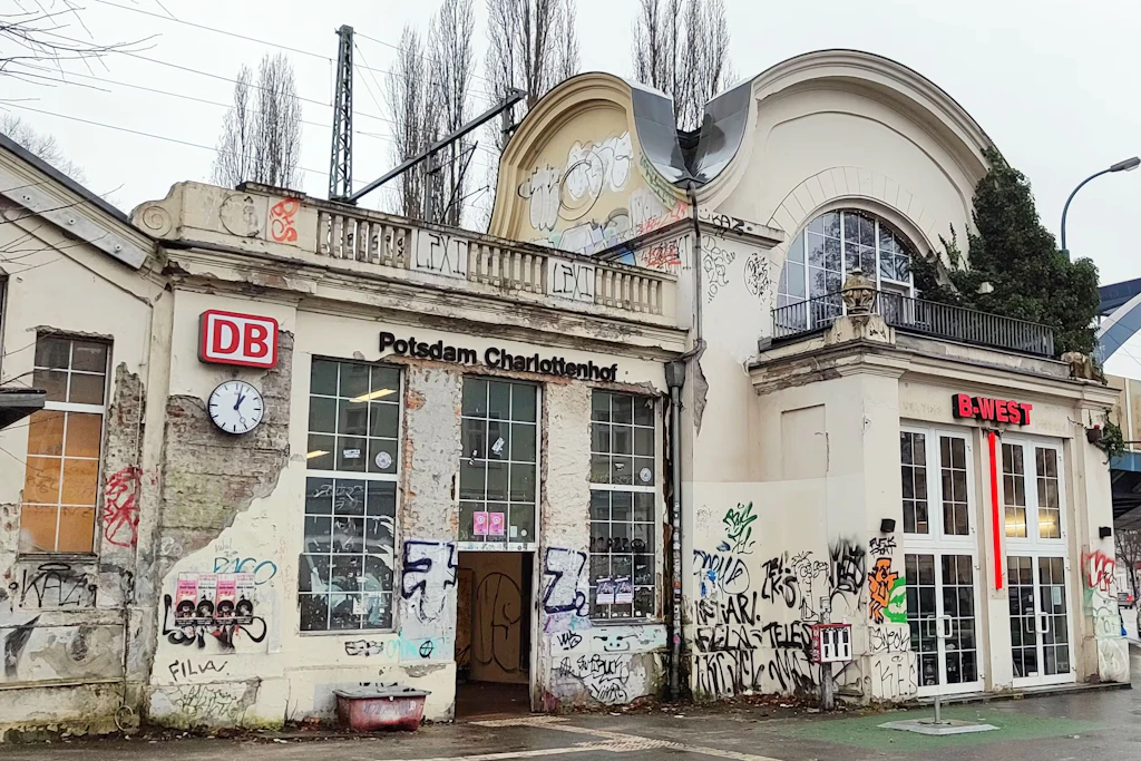 Der Bahnhof in Potsdam-Charlottenhof gilt seit Jahren als vernachlässigt (Archivfoto).