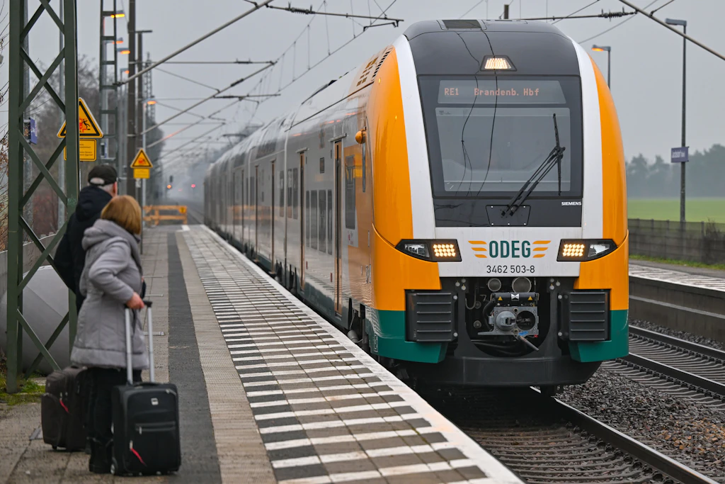 Der Regionalexpress RE1 der Ostdeutschen Eisenbahngesellschaft (Odeg) hält am Bahnhof Jacobsdorf auf seiner Fahrt in Richtung Berlin.