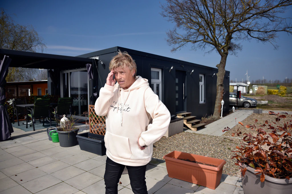 Viola Hesse, kurz bevor der Campingplatz behördlich geschlossen wurde: „Ich gehe hier nicht weg! Zur Not betoniere ich mich hier ein!“ Wenig später wurde sie leblos aufgefunden.