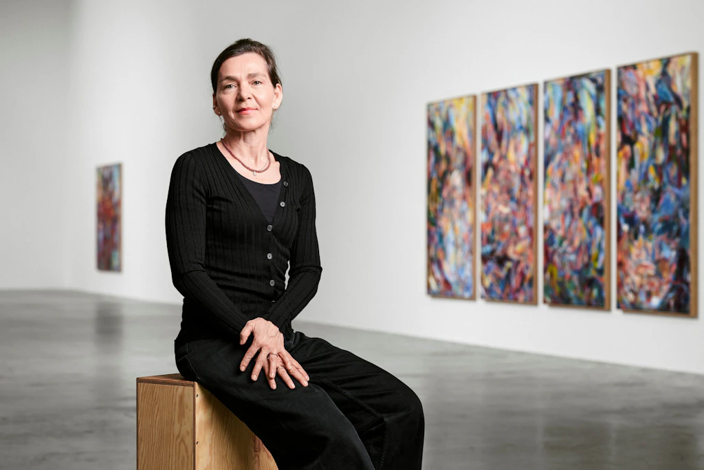 Sabine Moritz in der Galeriehalle vor „Fragment einer Idylle“ (vierteilig, ein „Quadriptychon“, 2026, Öl auf Leinwand)