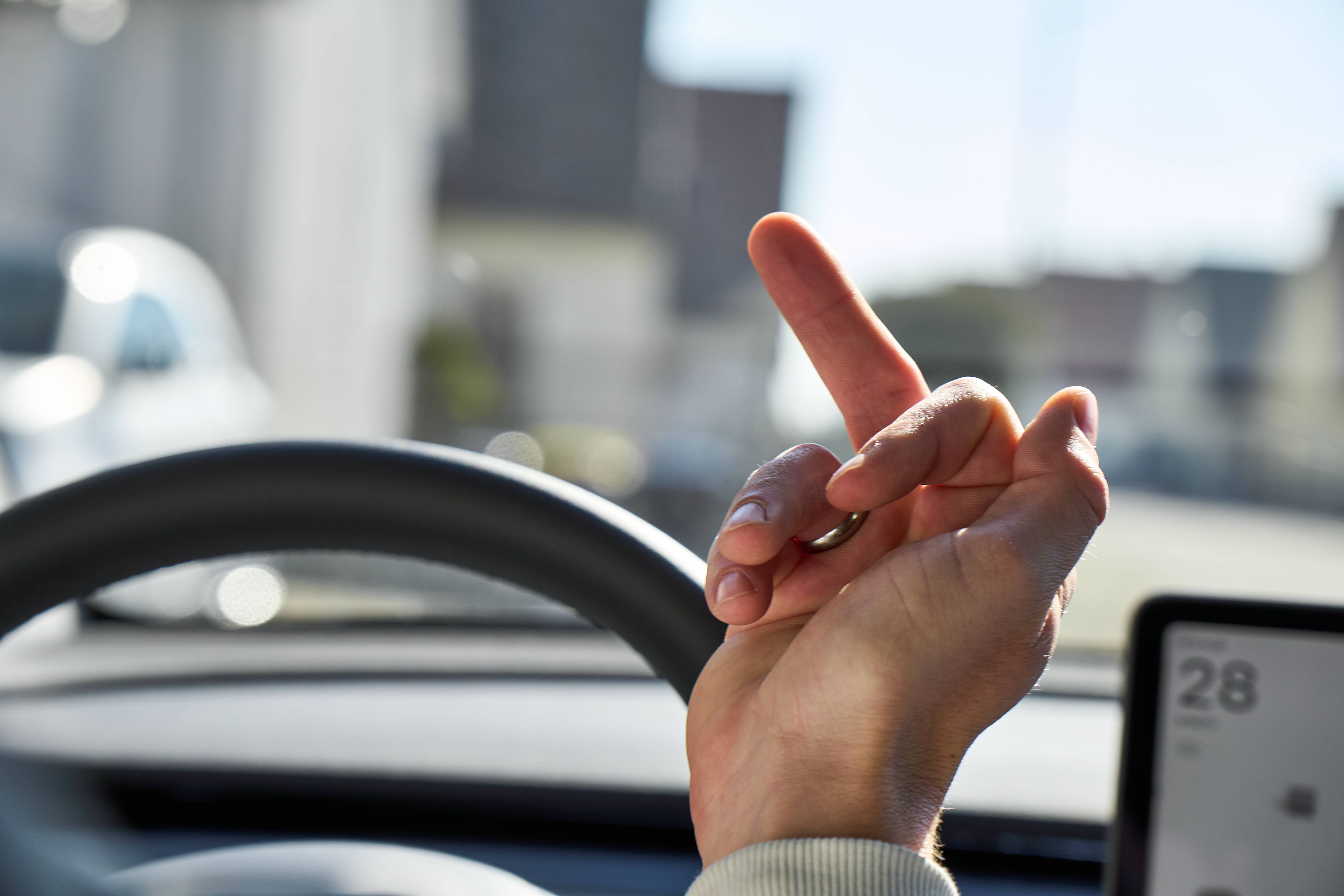 Beleidigung im Straßenverkehr: Was Stinkefinger, Vogel und „blöde Kuh" wirklich kosten