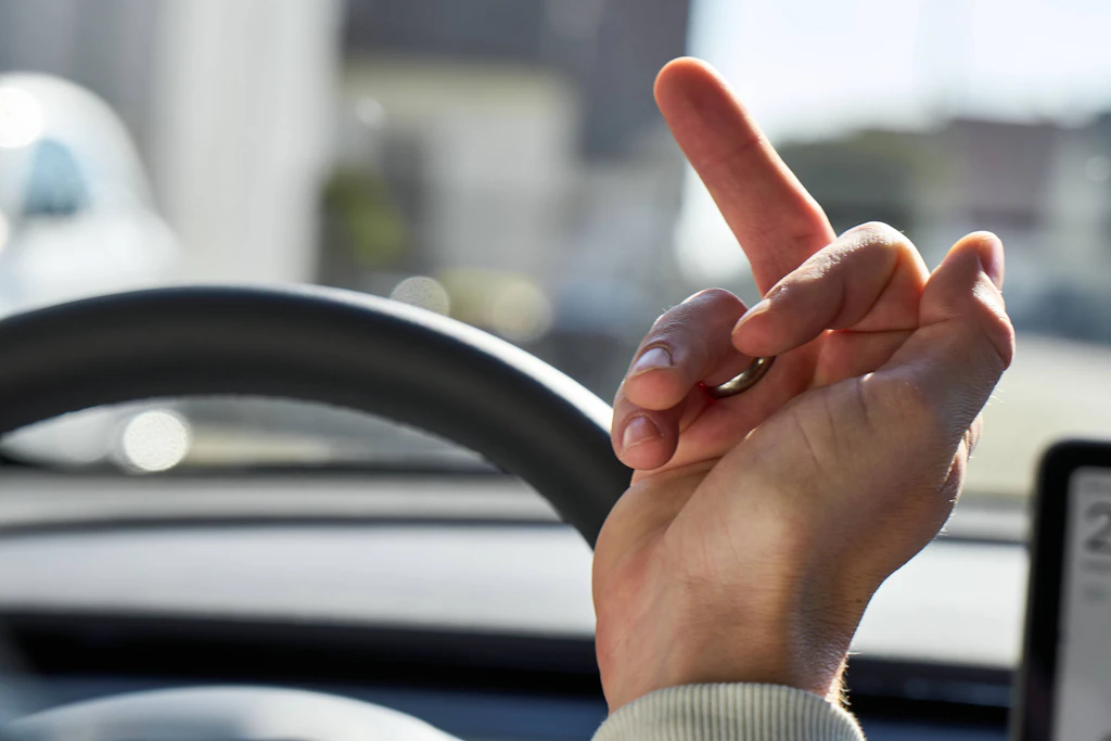 Faust hoch, Mittelfinger raus: Die bekannteste Geste unter zerstrittenen Autofahrern ist kein Kavaliersdelikt, sondern eine Straftat.