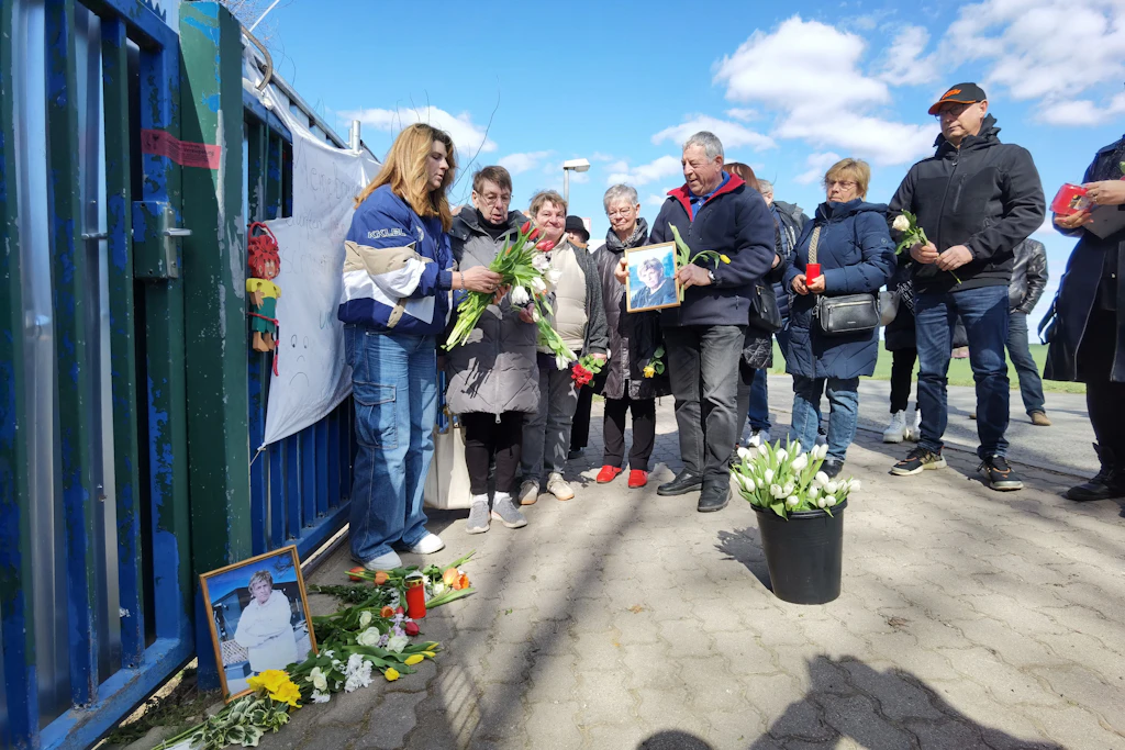 Am 2. April wurde der Campingplatz durch die Polizei geräumt, am Tag darauf Viola Hesse leblos aufgefunden. Die Camper nehmen Abschied von ihrer Freundin.