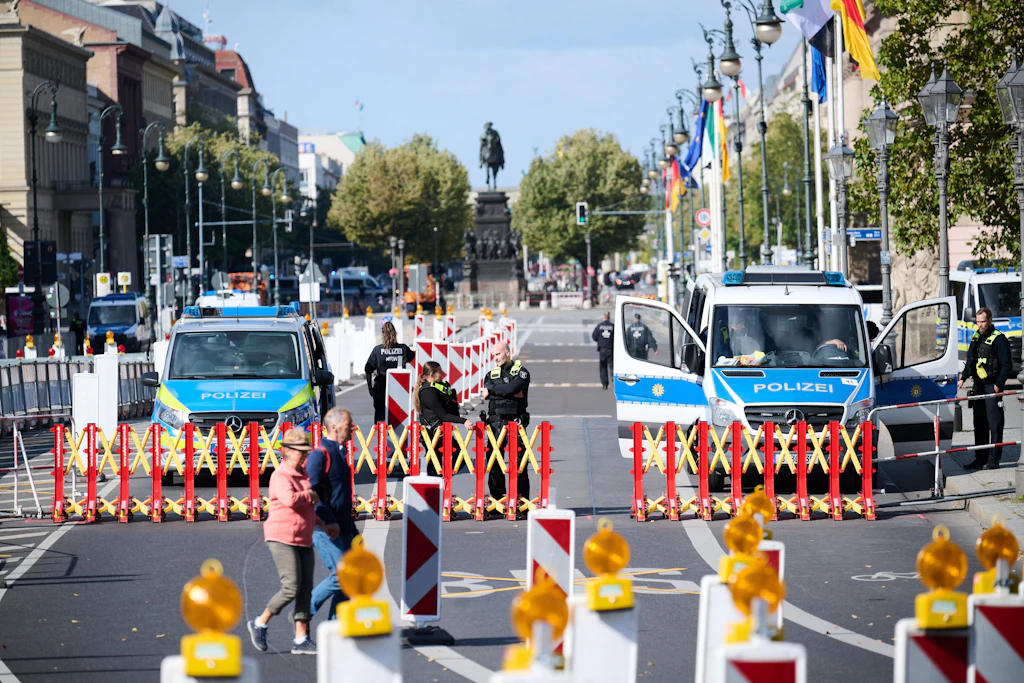 Staatsbesuch in Berlin: Wie Berlin für den Emirate-Scheich sein Elend wegräumt