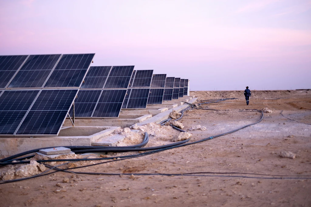 Die afrikanischen Staaten wachsen rasant und sind hungrig nach preiswerter Energie. Dazu bieten sie beste Bedingungen für erneuerbare Energien wie hier am Rande der Sahara-Wüste.