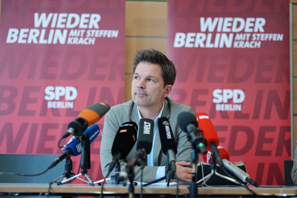 Steffen Krach gegen Ende der Pressekonferenz: Sichtlich entspannter. Alle Journalisten konnten Fragen stellen, alles wurde ausführlich beantwortet.