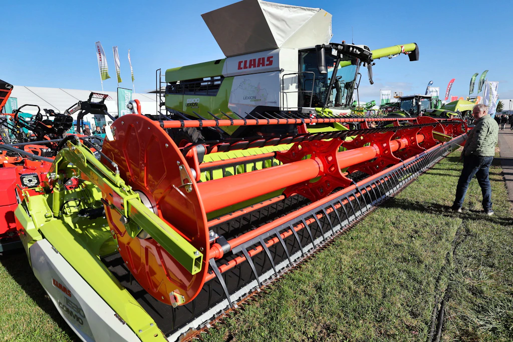 Ein Besucher steht vor einem Mähdrescher auf der Technikschau der 35. Landwirtschaftsmesse MeLa in Mühlengeez bei Güstrow.