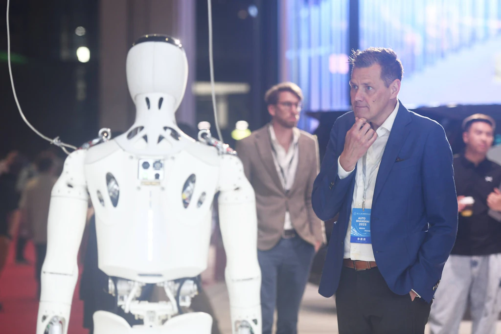 Ein Besucher betrachtet XPengs humanoiden KI-Roboter IRON auf der Automesse in Shanghai.