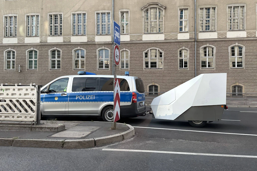 Achtung: Genau genommen darf man den Blitzerwarner während der Fahrt nicht nutzen.