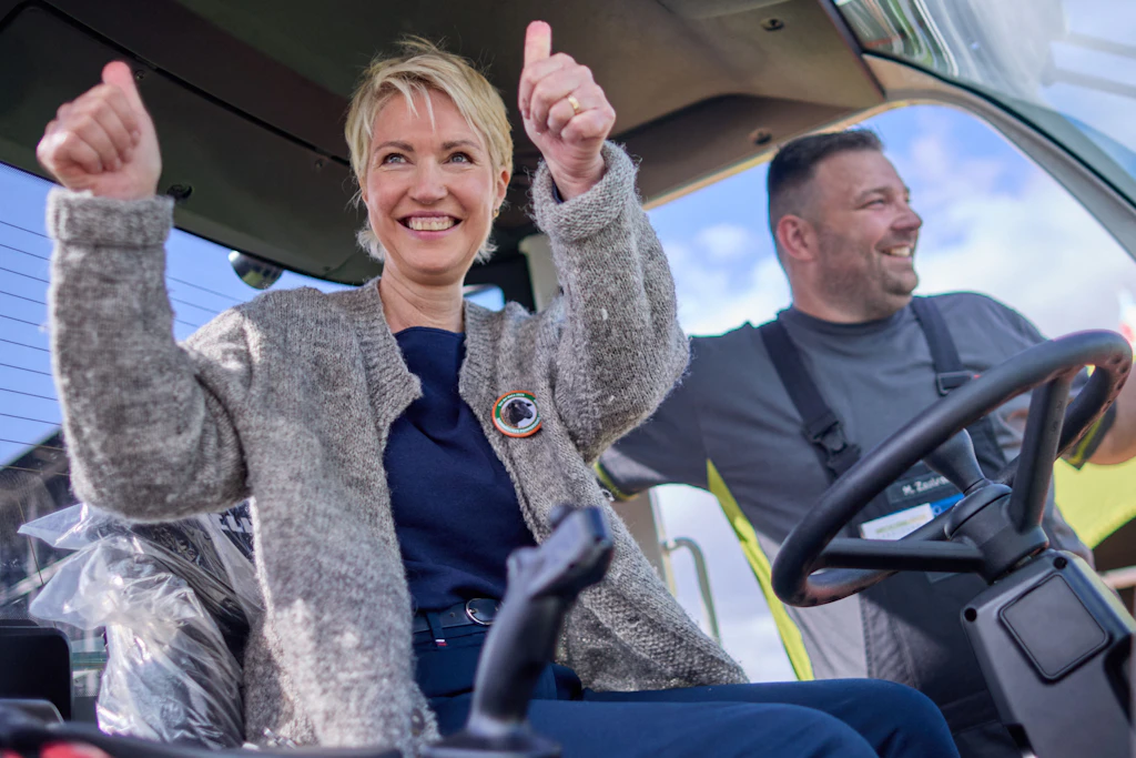 Manuela Schwesig (SPD), die Ministerpräsidentin von Mecklenburg-Vorpommern, lenkt beim Eröffnungsrundgang auf der Landwirtschaftsmesse MeLa einen Radlader.