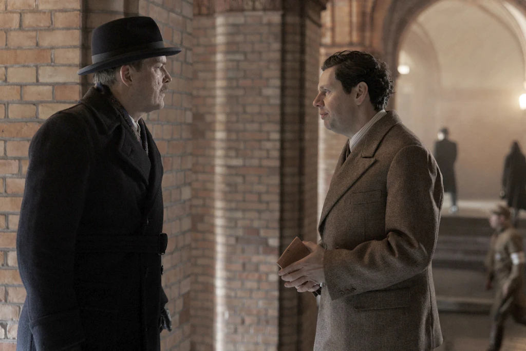 Szene aus der finalen Staffel: Boehm (Godehard Giese, li.) und Gräf (Christian Friedel) im Arkadengang der Roten Burg