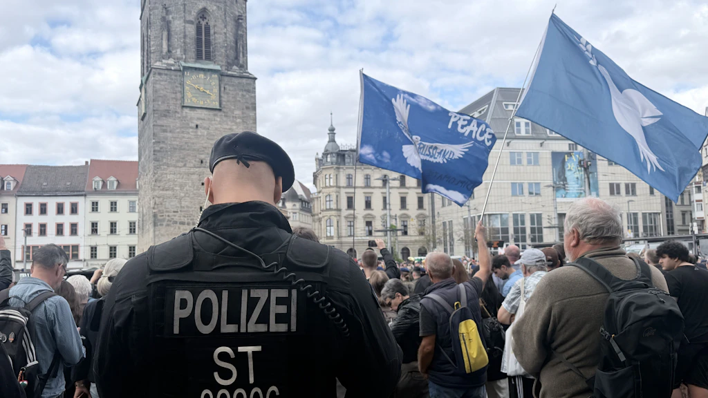 Friedensdemonstranten bei Bundeswehr-Gelöbnis in Halle (Saale).
