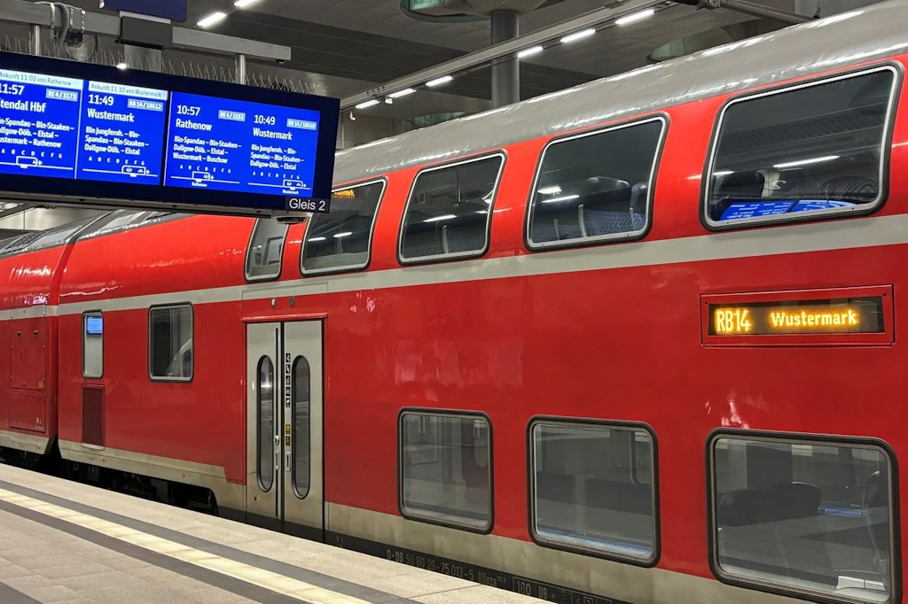 Eine Regionalbahn der Linie RB14 nach Wustermark steht im Berliner Hauptbahnhof. Auch diese Zugverbindung fällt zum 2. Oktober weg.