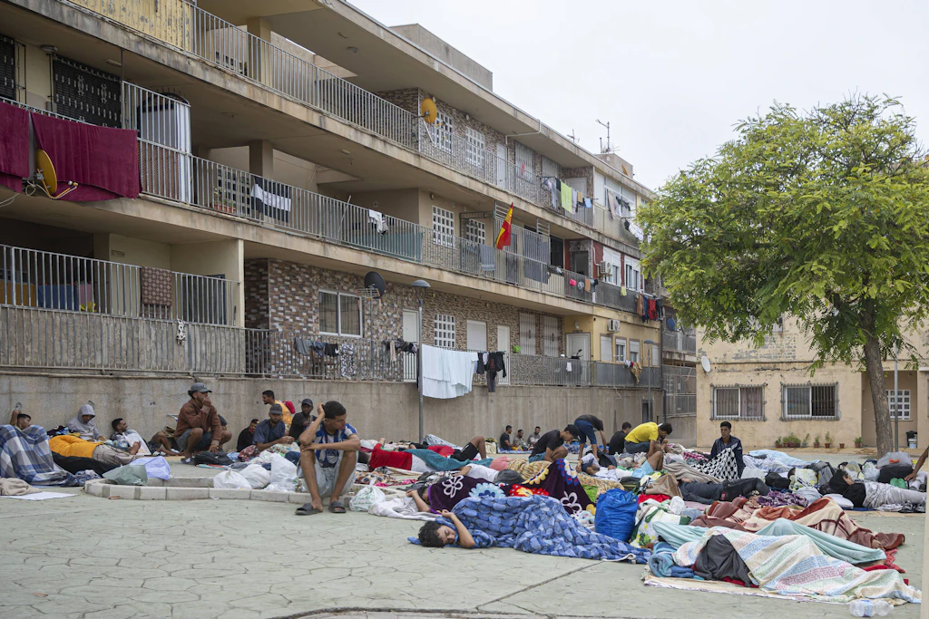 Migranten übernachten Anfang September unter freiem Himmel in Ceuta. Die Regierung will auf einem Teil des Hafengeländes eine Notunterkunft einrichten.