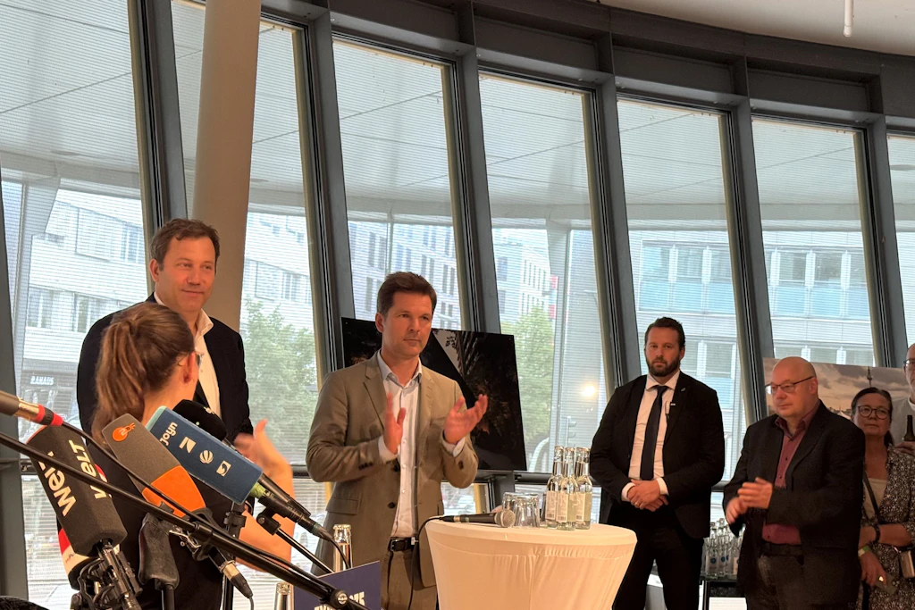 Vorstellung der Expo 2035: Lars Klingbeil (l) und Steffen Krach (m) werden anmoderiert.