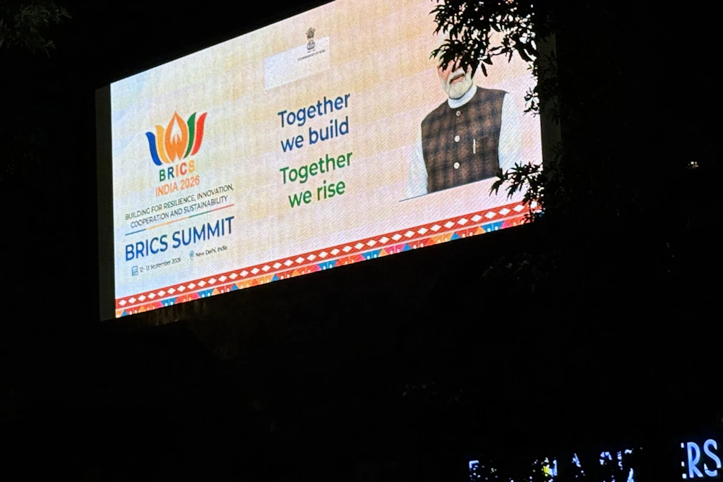 „Together We Rise“: Premierminister Narendra Modi ist dabei im Stadtbild nahezu omnipräsent – auf Plakaten, Bannern und offiziellen Installationen.