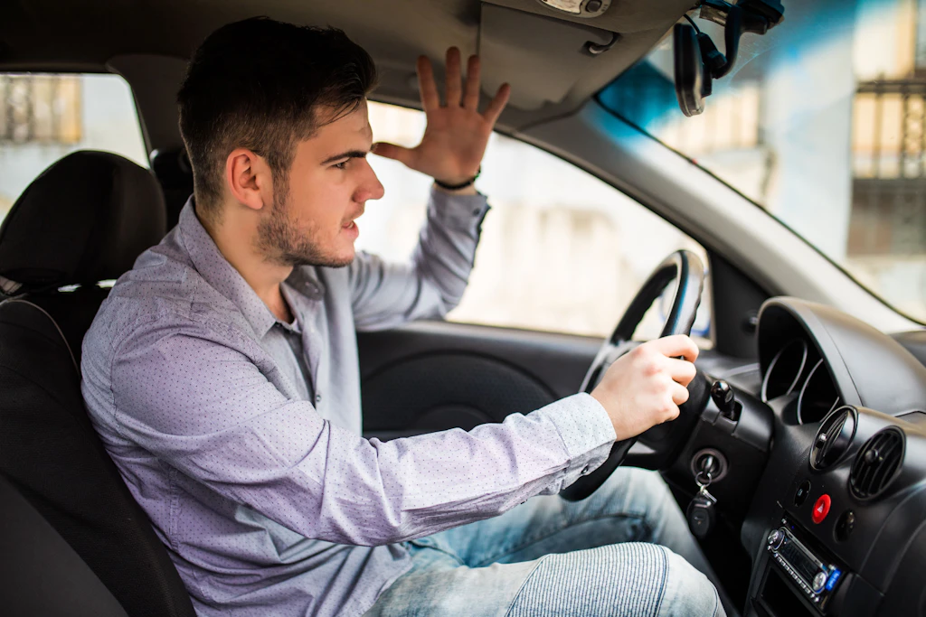 Innerorts kostet Rasen in Berlin zwischen 30 Euro (bis 10 km/h zu viel) und 800 Euro plus zwei Punkte und drei Monate Fahrverbot (mehr als 70 km/h zu viel). (Symbolfoto)