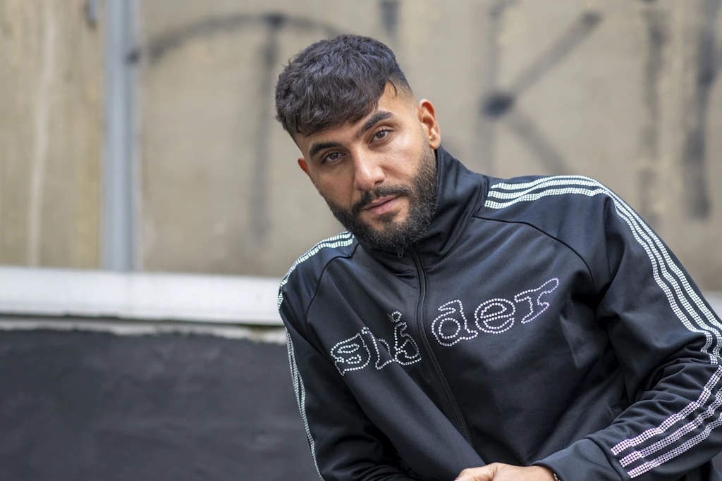 „Mich jagen Großfamilien und das LKA“, rappt Samra.