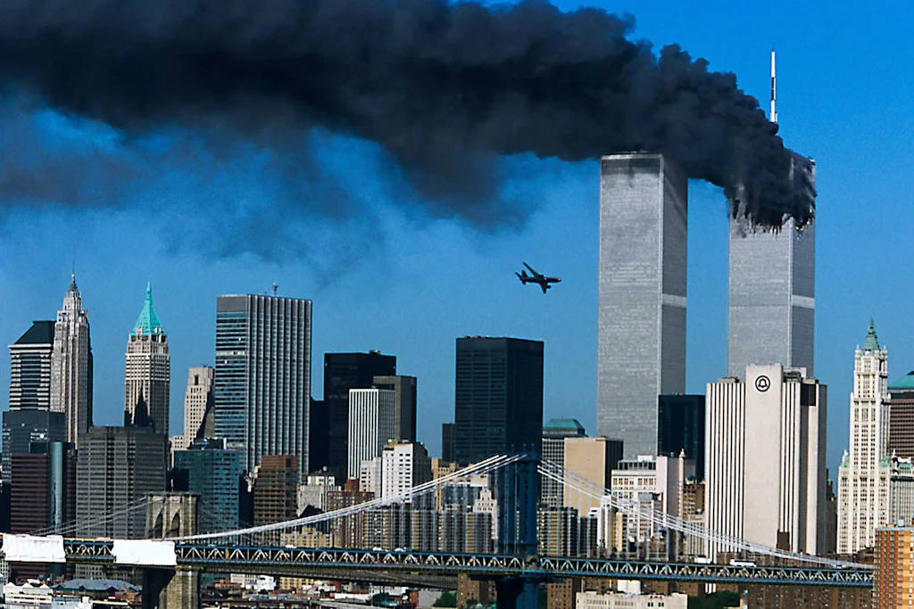 Der United-Airlines-Flug 175 nimmt Kurs auf den Südturm des World Trade Centers.