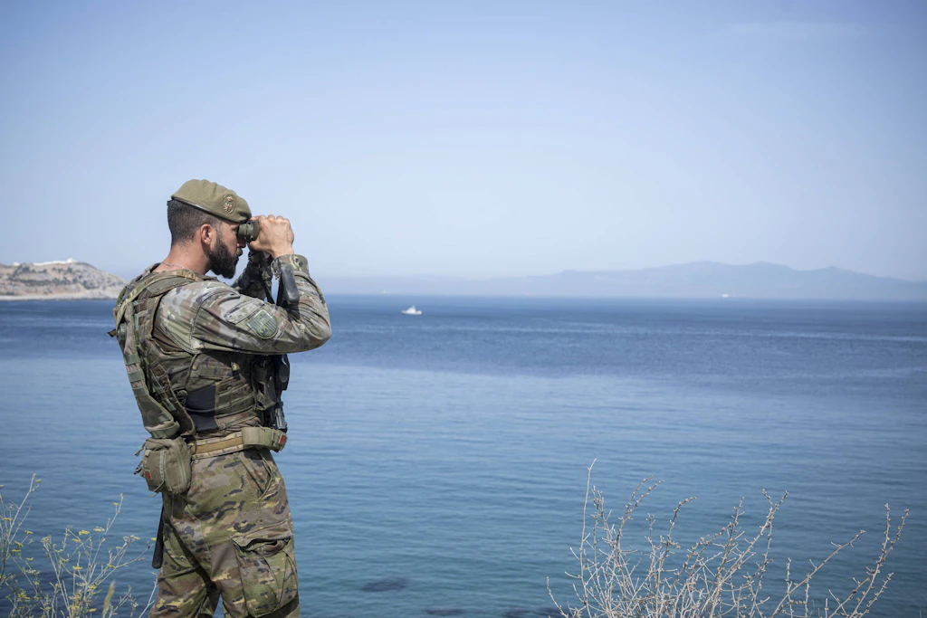 Ein spanischer Soldat überwacht die Grenze zwischen Ceuta und Marokko. Nach dem Massenandrang wurde die militärische Präsenz verstärkt.