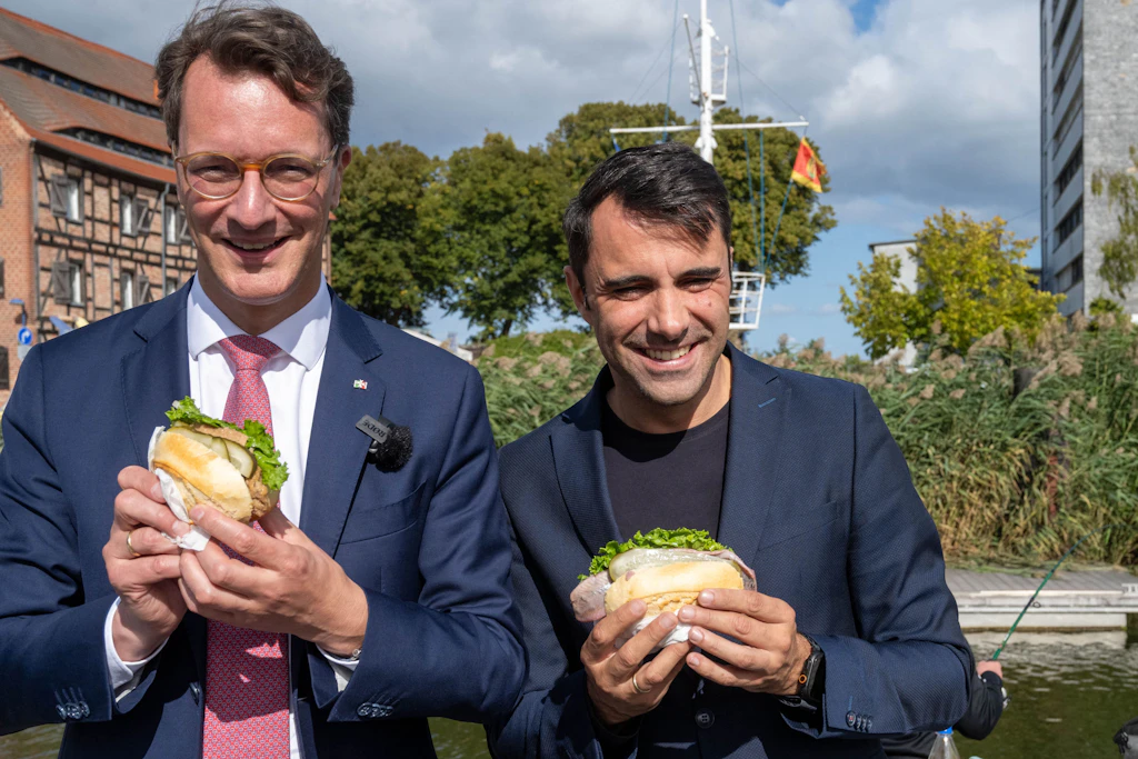 Das obligatorische Fischbrötchen darf beim Wahlkampftermin der CDU in Wolgast nicht fehlen. Hendrik Wüst (l.) und Daniel Peters greifen am Hafen zu.