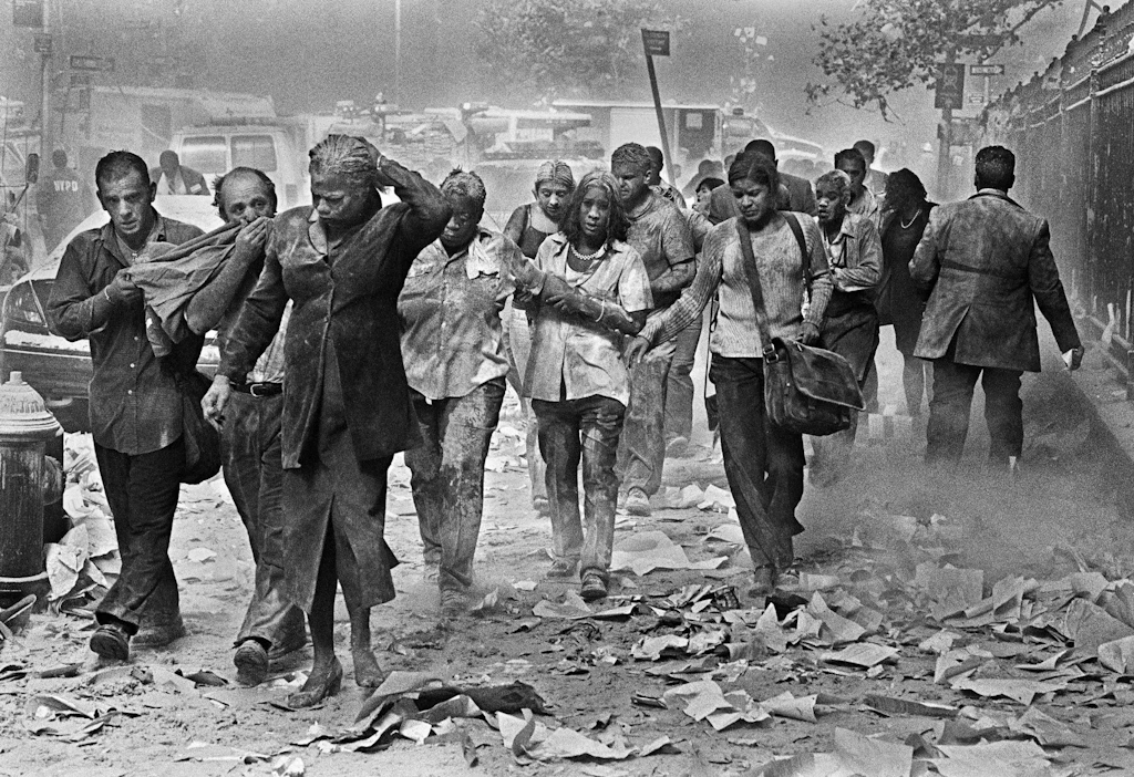 Menschen flüchten aus Lower Manhattan nach den Anschlägen auf die Twin Towers.