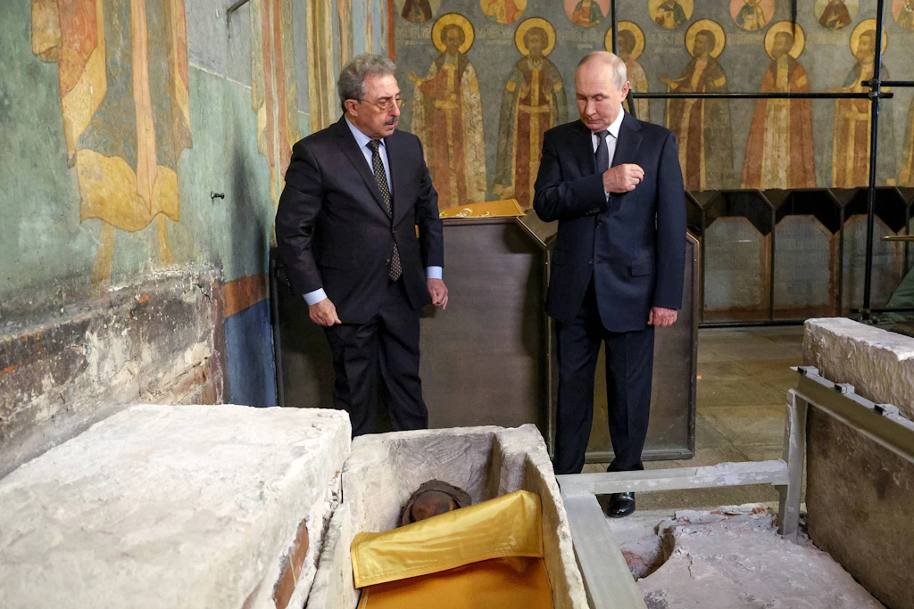 Putin steht bei einem Besuch der Erzengel-Kathedrale neben den bei Restaurierungsarbeiten entdeckten sterblichen Überresten des Großfürsten Dmitri Donskoi.