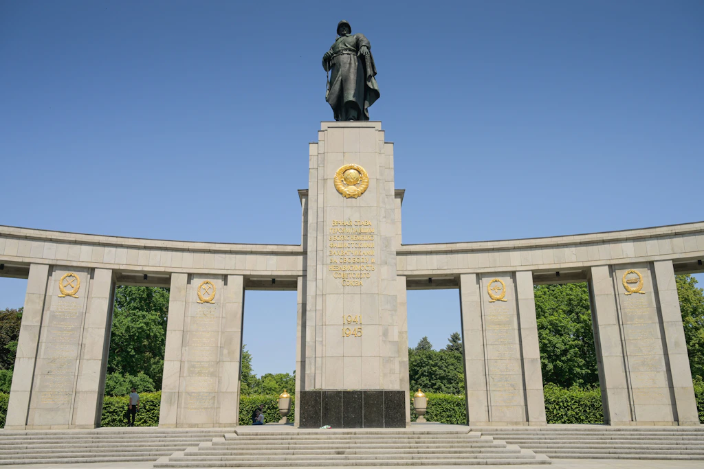 Das Sowjetische Ehrenmal an der Straße des 17. Juni in Berlin.